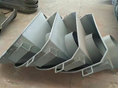 新疆?dāng)嚢柢?chē)進(jìn)料斗的關(guān)鍵作用與配件選購(gòu)指南